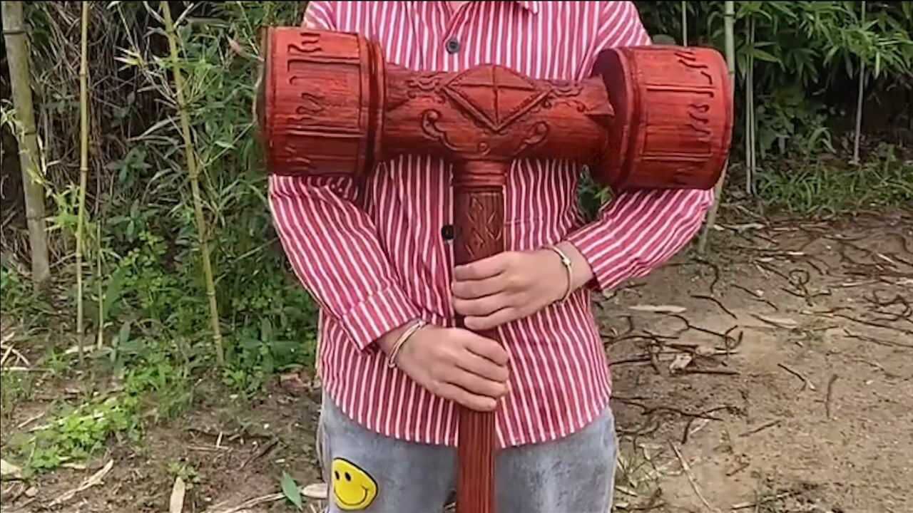 小孩玩具太小遭嫌弃,奶奶看不过去,用木头制作出大号昊天锤_腾讯视频