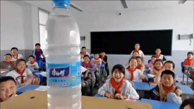 小学老师做“神奇”矿泉水变色实验,学生看呆两眼放光!