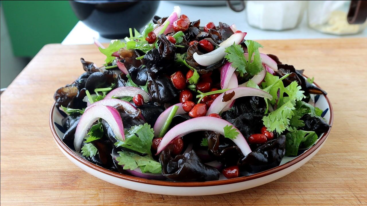 为什么饭店的洋葱拌木耳那么好吃?原来技巧在这里,看一遍就学会_腾讯