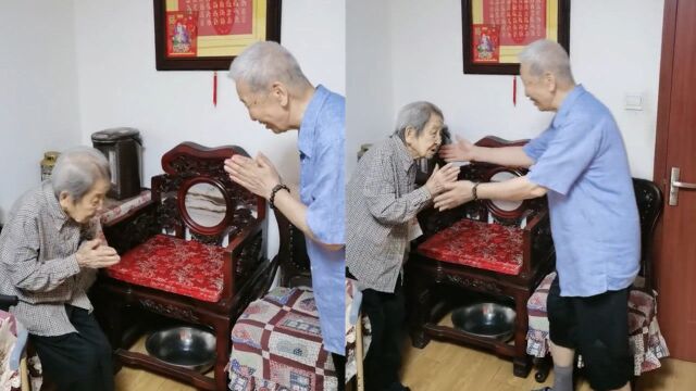 86岁儿子向108岁母亲问安,毕恭毕敬弯腰鞠躬,一句话令众人羡慕