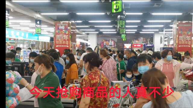 北京周边开业不久的大型商场闭店清仓,今天甩卖人山人海,震哥今天去抢购