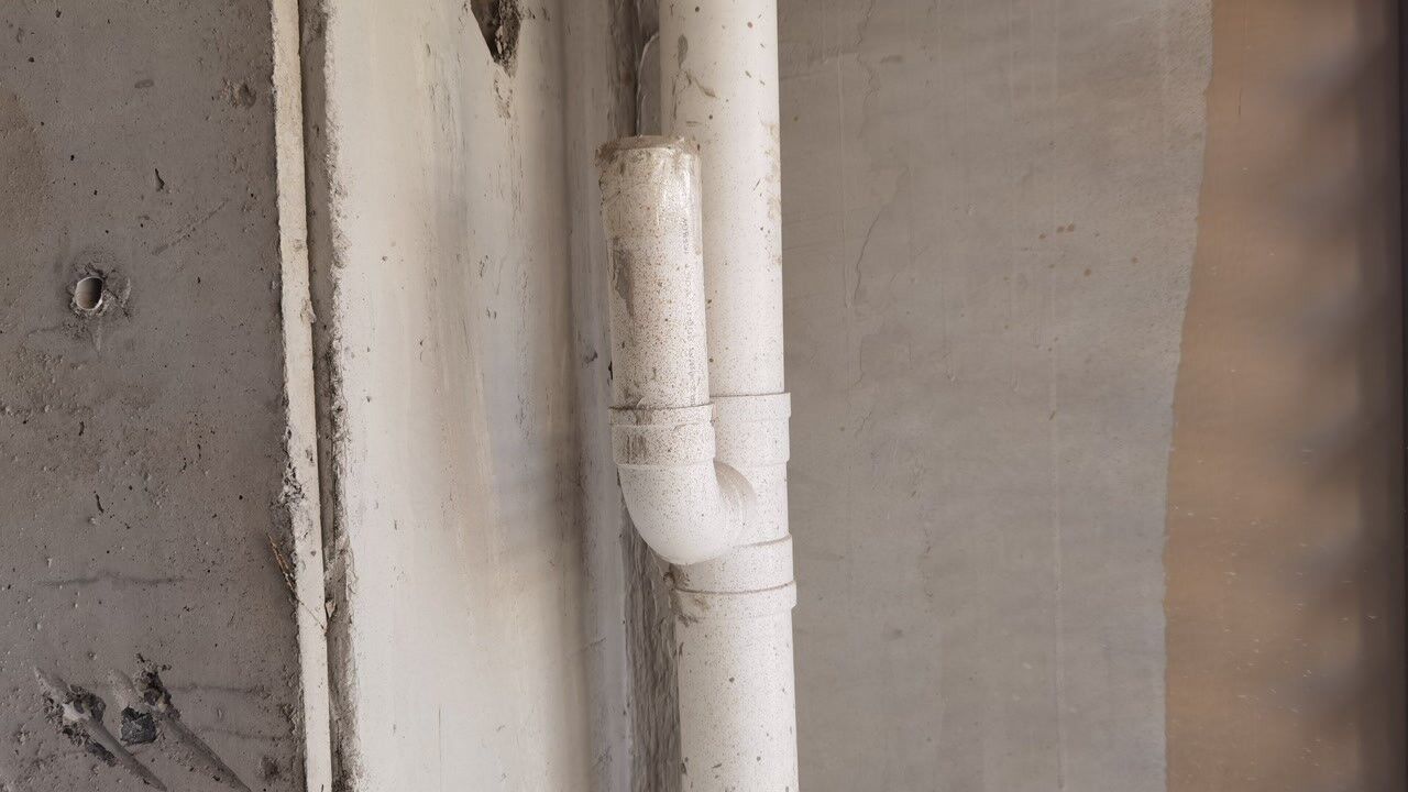 下大暴雨的飘窗里面的空调排水管容易返水,必须重新整改.