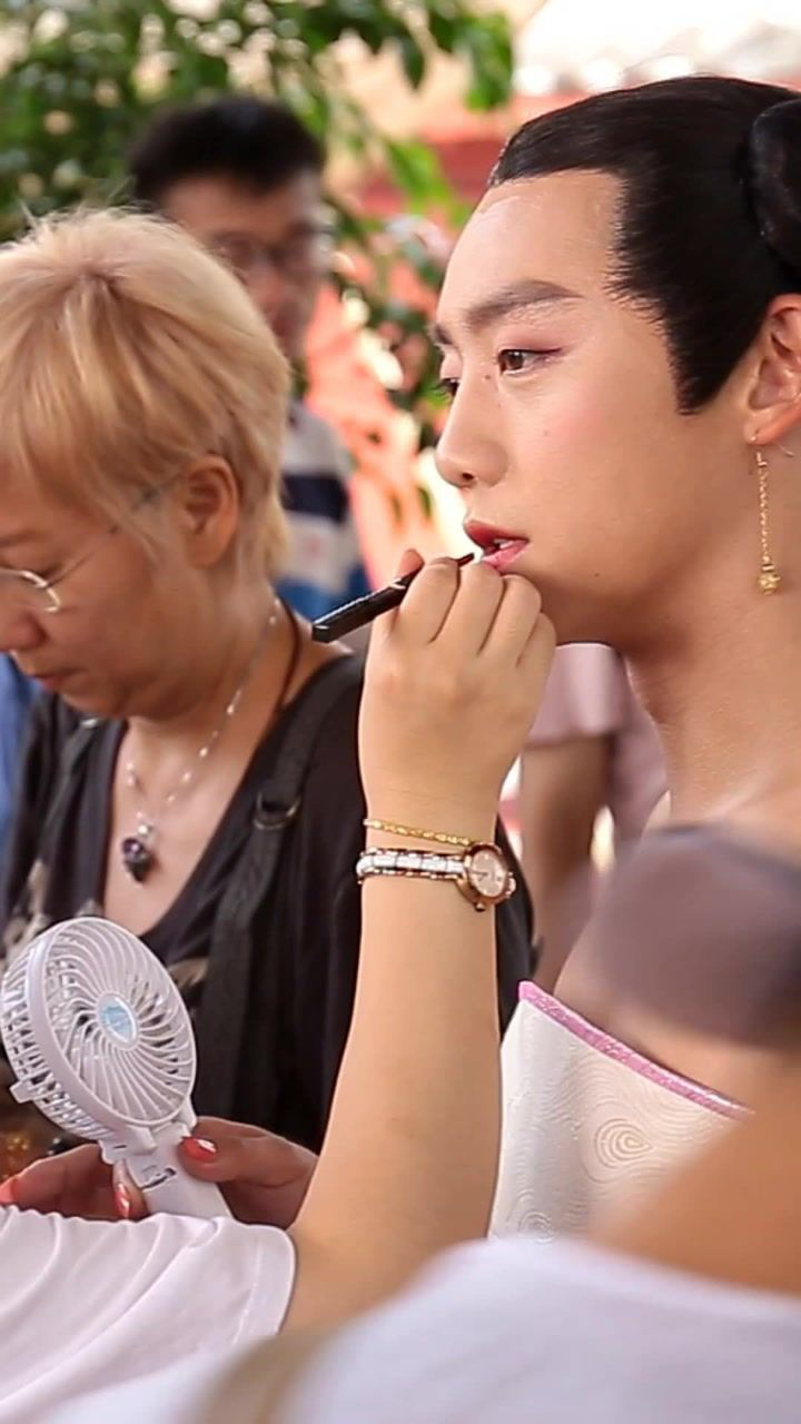 郑恺拍这场戏男扮女装,扮演一个宫女,你们觉得他这样子美吗