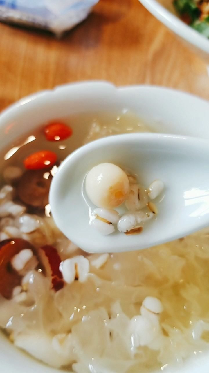 大暑来点清凉解暑的银耳莲子汤