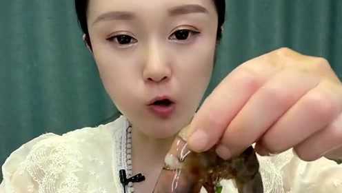 姑娘吃生呛黑虎虾太好吃了