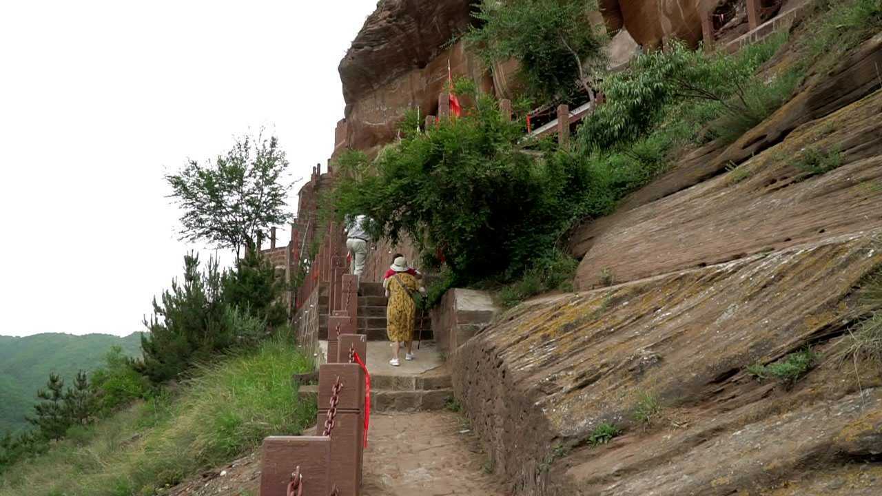 永宁古寨建在陕西省志丹县的永宁山上,永宁山全由红砂石组成,气势雄伟