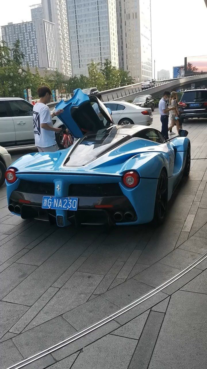 杭州顶级大佬开法拉利拉法偶遇粉丝见面几千万的车停在太古里太吸引