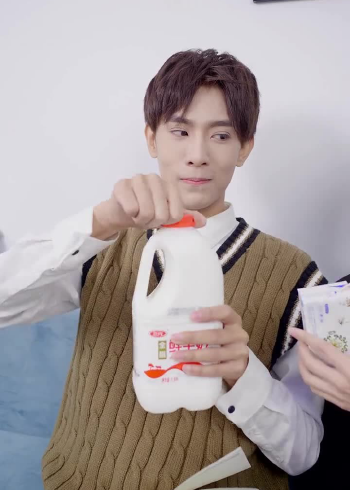 wuli米言你们说这样的牛奶谁喝的下去8xj