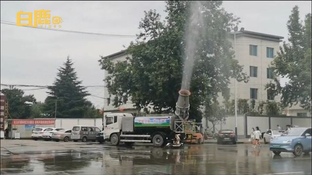 咸阳洒水车重复洒水致路人摔倒 市民:洒水跟不要钱似的