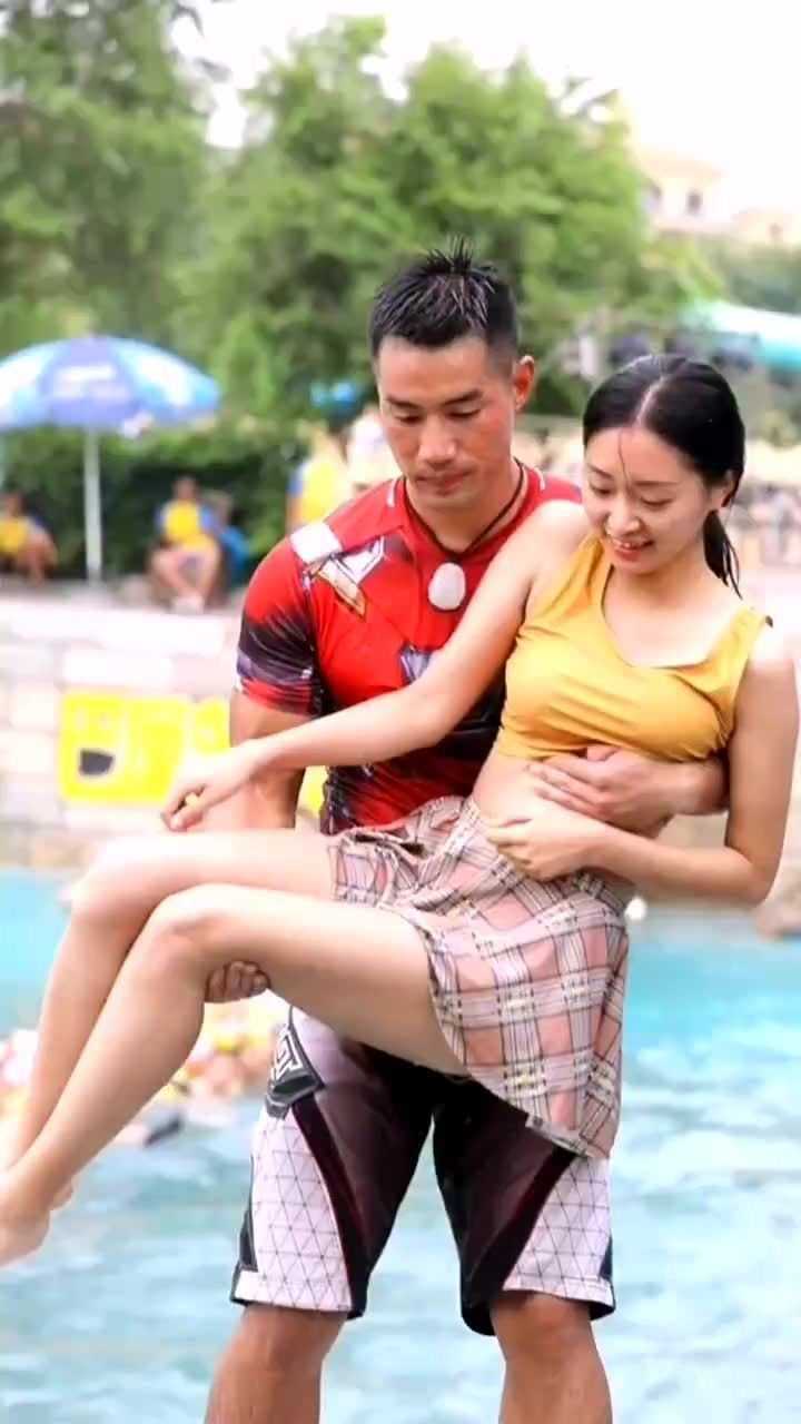 泳装美女玩水上飞人最后的公主抱确实有点浪漫