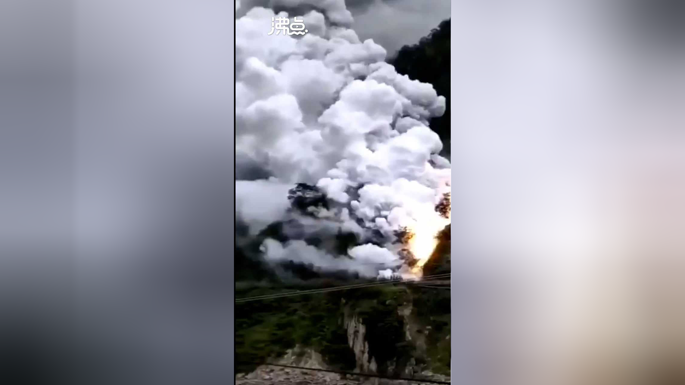 四川汉源发生一起交通事故有黄磷气体冒出 当地正全力救援无人员伤亡