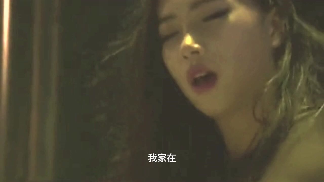 女子深夜喝醉后在路边呕吐,被路过男子.._高清