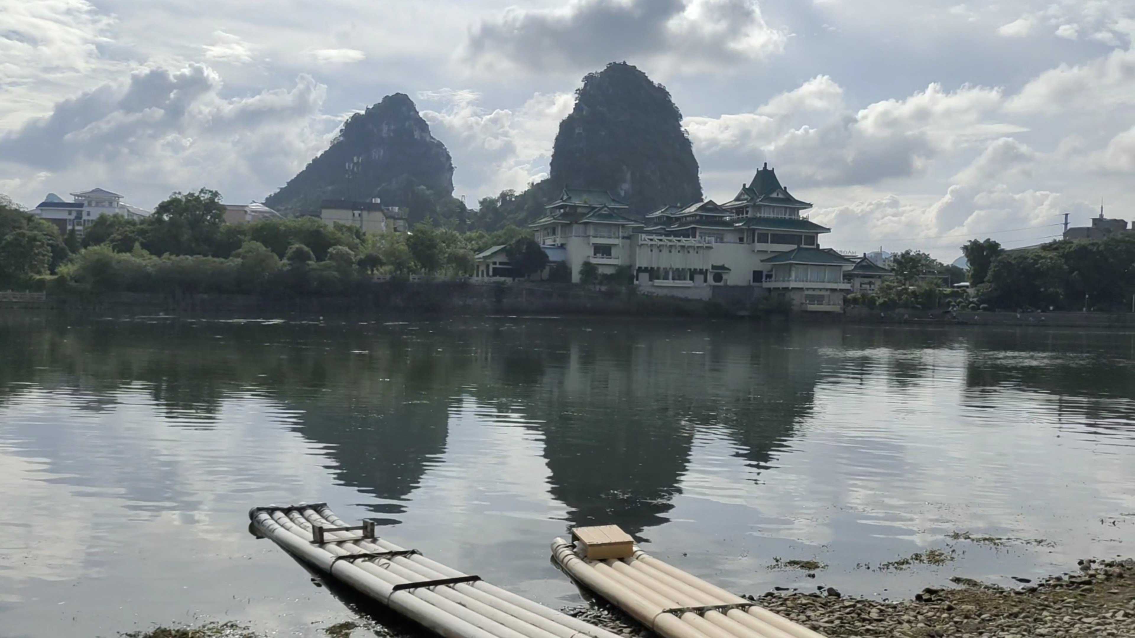 桂林漓江是游泳天堂,斗鸡山下是有名天然游泳场,但已不复昔日盛况,钓