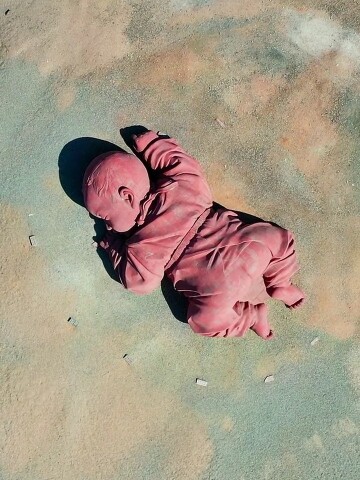 沉睡在荒凉沙漠中的大地之子安然躺在那里仿佛睡在母亲怀里