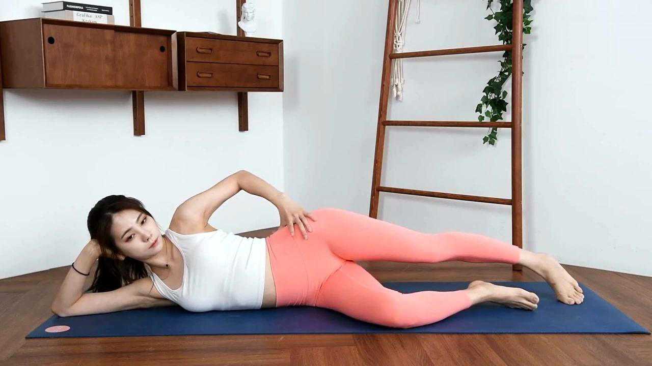 瑜伽美女韩老师:简单分腿也能瘦身排毒,睡前练习效果好