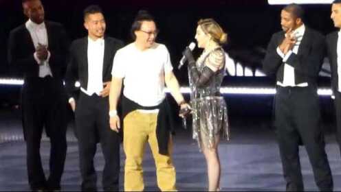 麦当娜在中国开演唱会，抽幸运观众意外抽到陈奕迅，现场瞬间炸了
