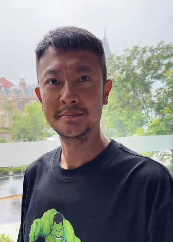 印小天庆祝43岁生日,胡子拉碴深情表白:遇见你是我最好的年纪