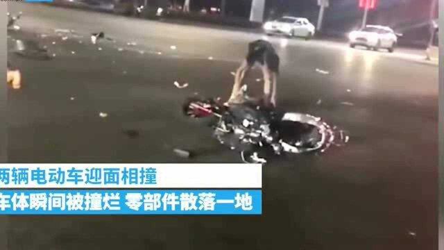 监拍:两台电动车高速相撞,车体瞬间解体