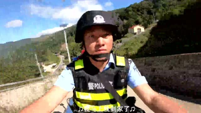 我的名字叫国庆丨红河辅警朱国庆:一个人警务室的升旗仪式