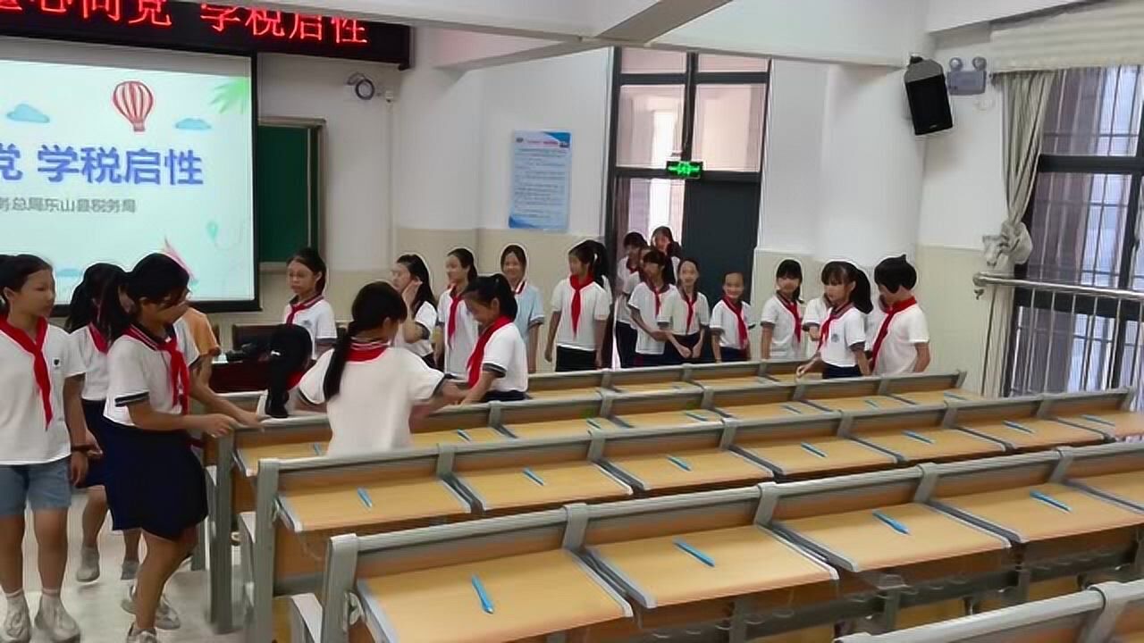 国家税务总局东山县税务局税收宣传志愿者来到了东山县文昌小学,为五