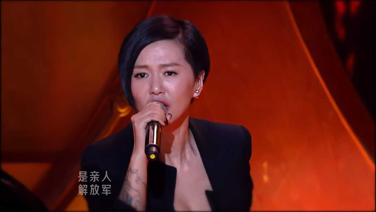 韩红谭维维合唱藏歌《洗衣歌》,话筒一换互飙高音,演唱会既视感!