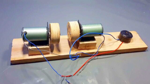 用两个电机联动电磁感应制造自由能发电器