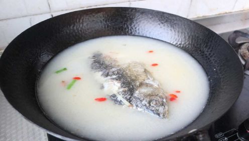 鲫鱼汤怎么才能炖出奶白色？教你一招，汤又浓又白无腥味，超好喝