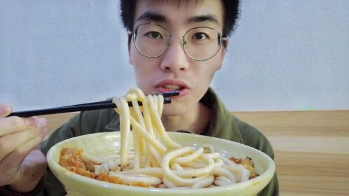 邵阳米粉绝绝子,丑小伙暴风吸入,好吃到跺jiojio!