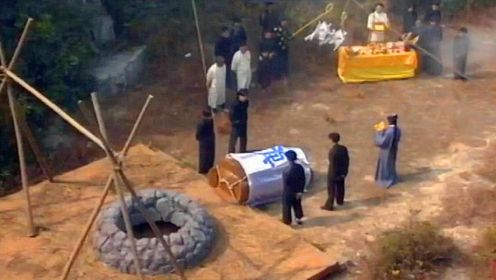 恐怖片《凶穴》：大吉龙穴，下葬60年后变凶穴，不幸的事接连发生