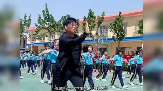 张鹏飞校长课间带领学生跳“鬼步舞”