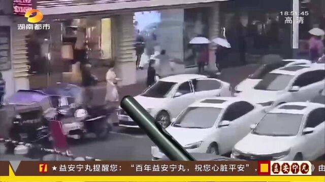 女子乘车遭男子尾随 几秒时间盗走手机 监控记录盗窃全过程