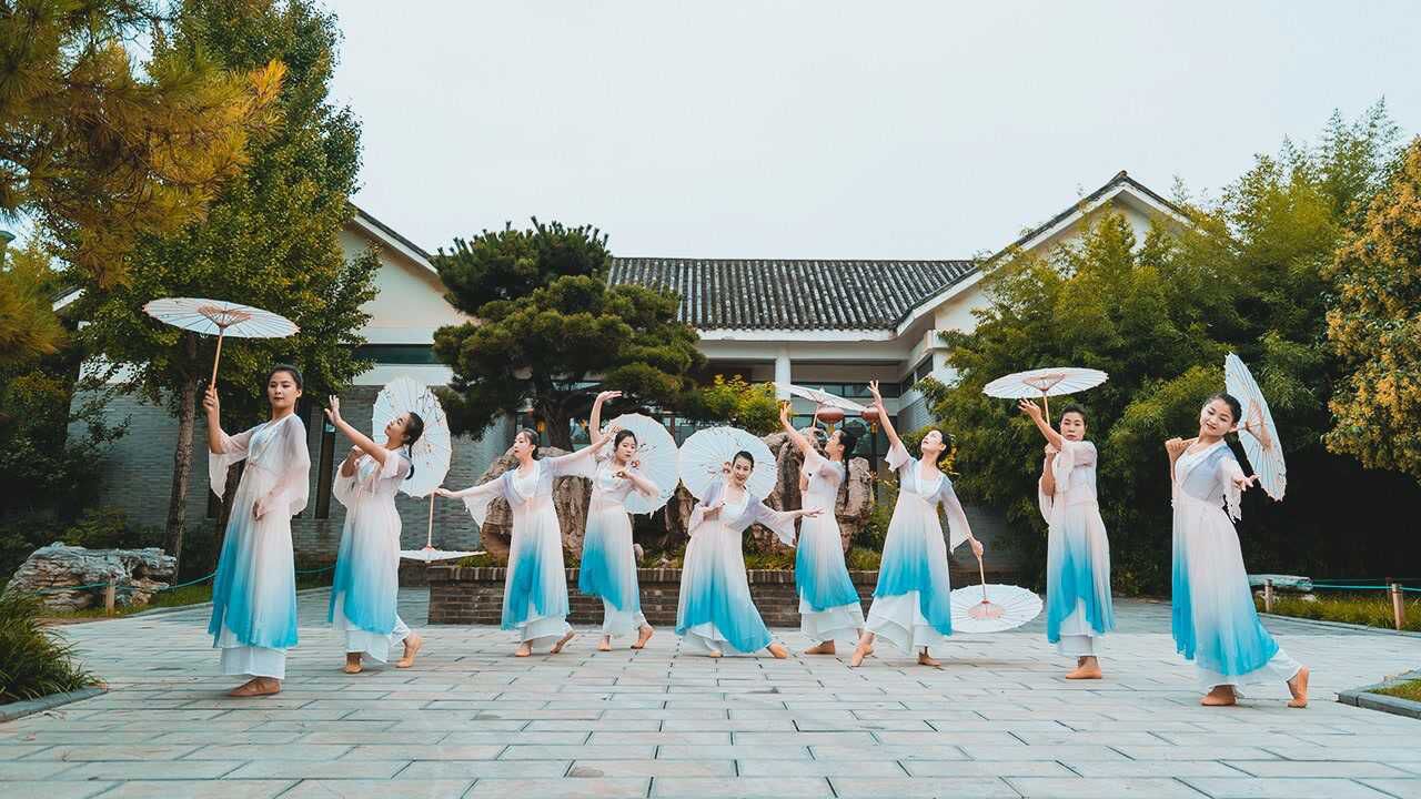 古风伞舞《雨碎江南》仿佛置身江南烟雨中,美如画!_高清1080P在线观看平台_腾讯视频