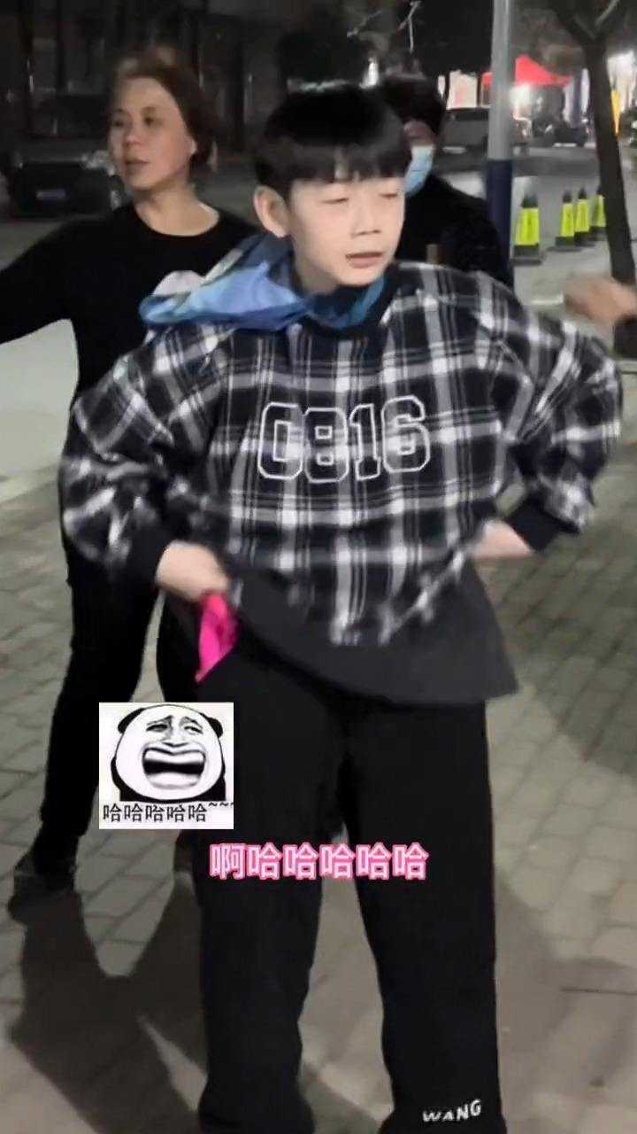 我妈:就这一个兴趣爱好,还让张典占c位。#微视红人#典典的迷惑行为#这个超好笑的_高清1080P在线观看平台_腾讯视频