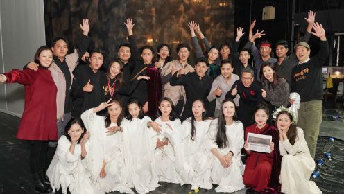 3月春，京城刮起了雪域旋风--濮存昕执导的汉藏双语版·话剧《哈姆雷特》来了！洁白的雪花洒落在首都剧场上空，剧场内藏族少数民族歌曲温暖着观众的心～