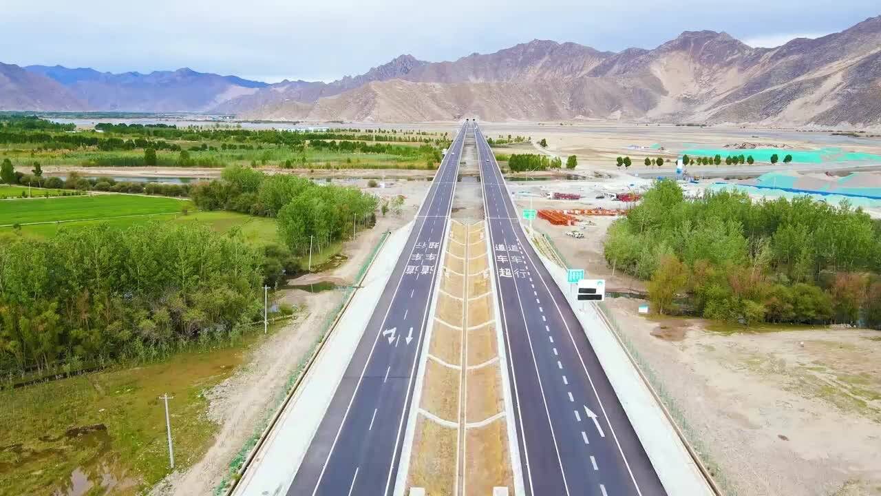 不一样的视角震撼航拍拉萨河雅叶高速特大桥