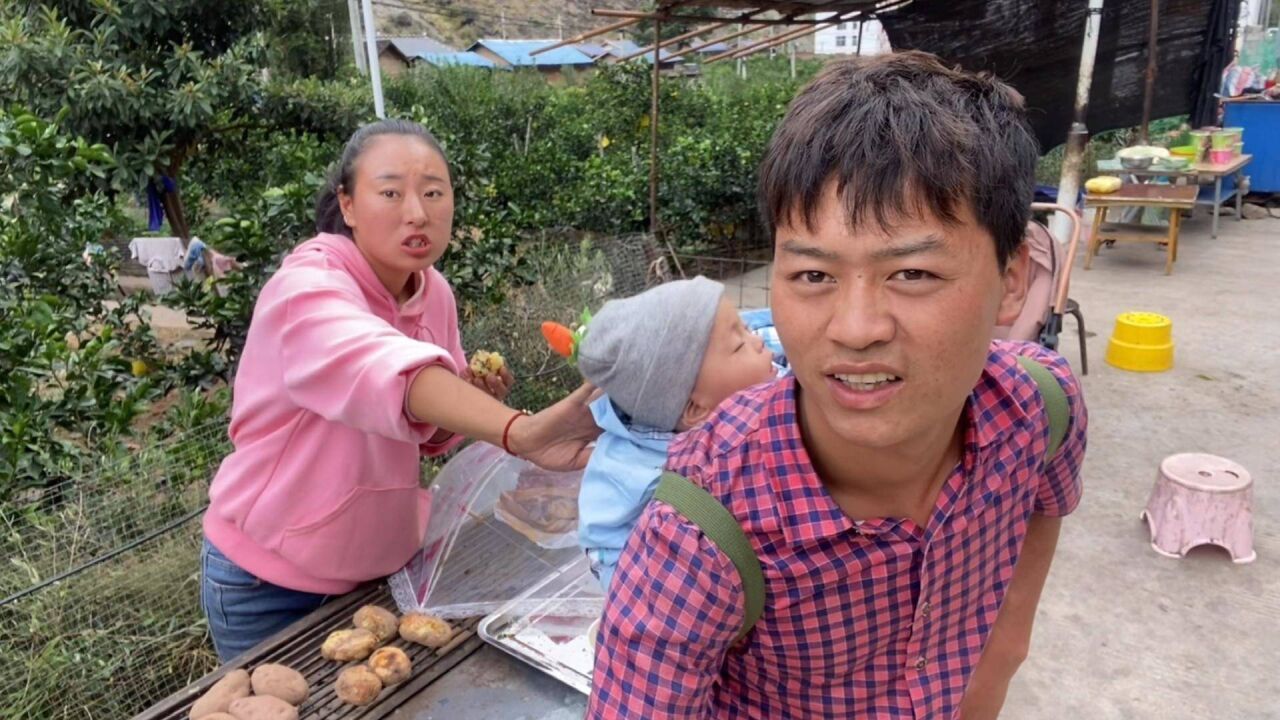 小花在悬崖村路边卖烤小猪,每天平均收入才45块钱,做生意太难了