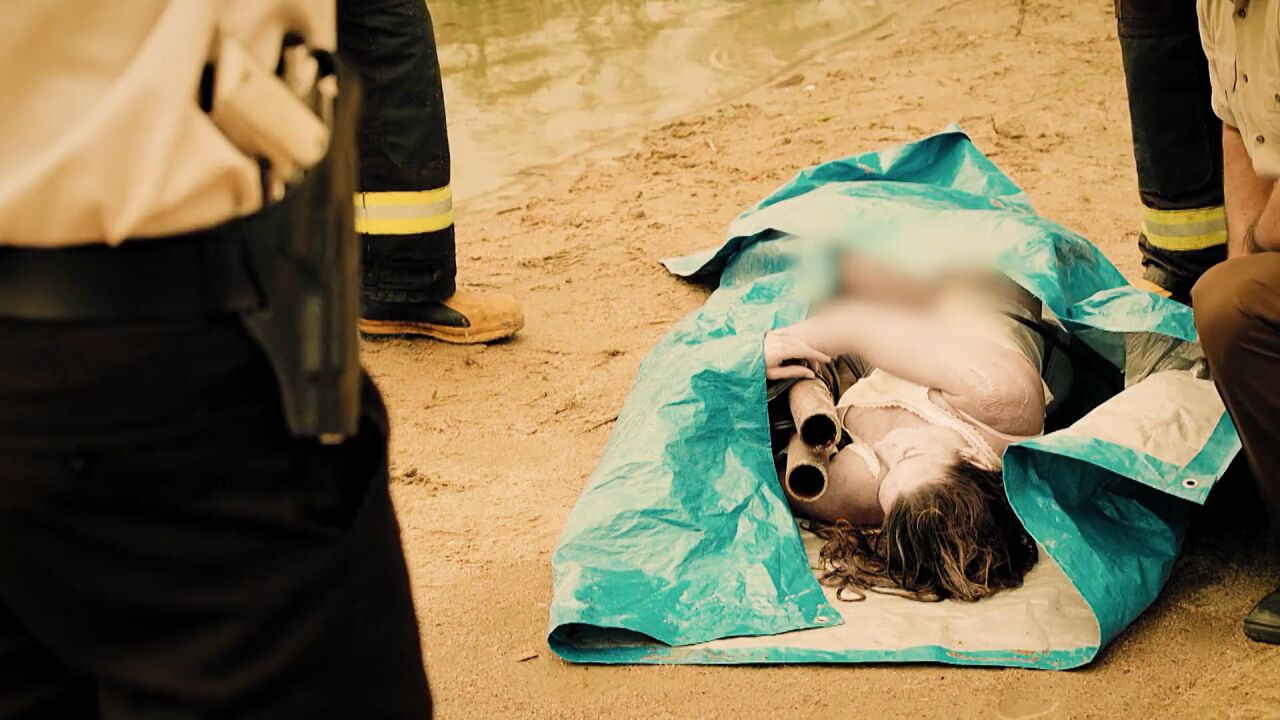 女孩被凶手沉入湖底,结果尸体浮肿后浮了上来