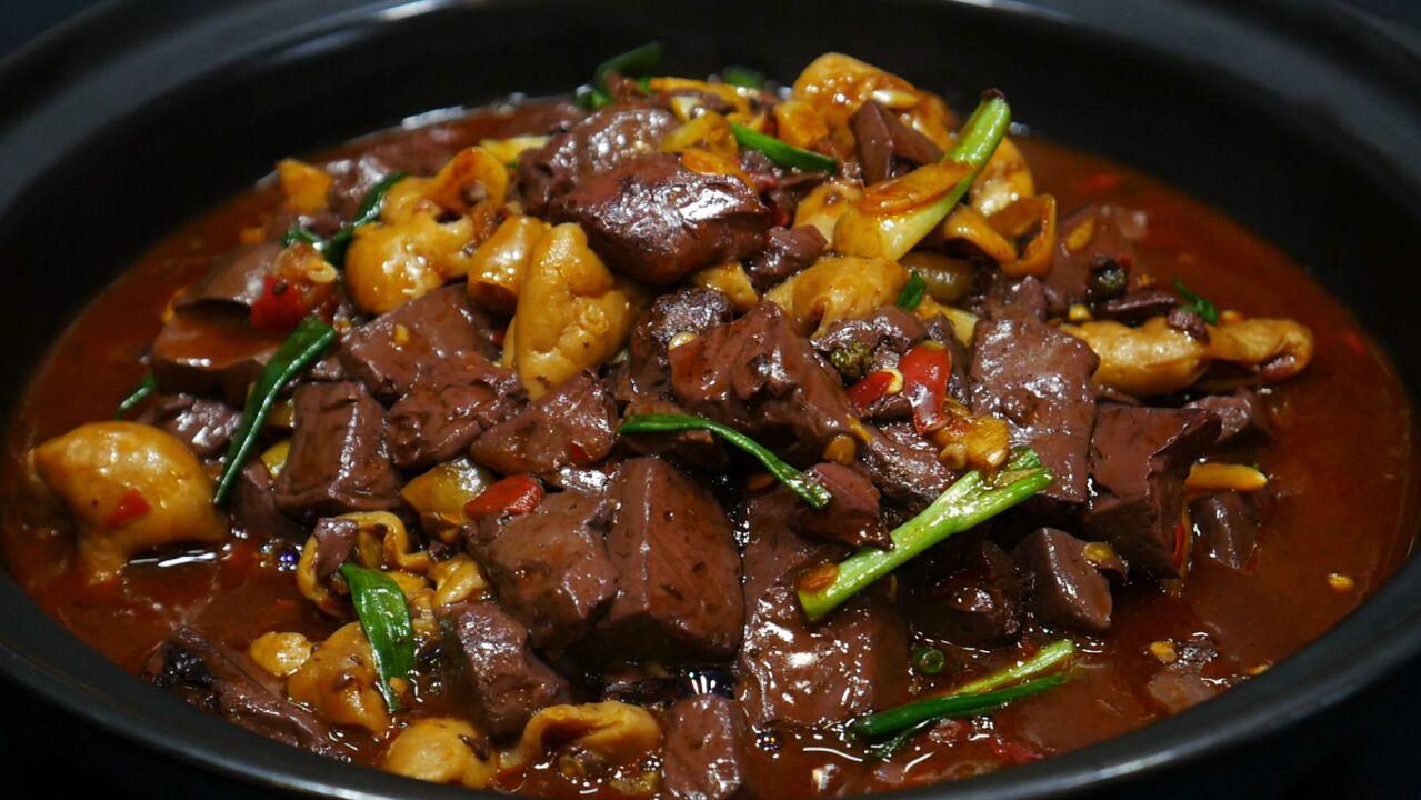 大厨教"肥肠血旺"家常做法,滑嫩爽口又下饭,比毛血旺还香
