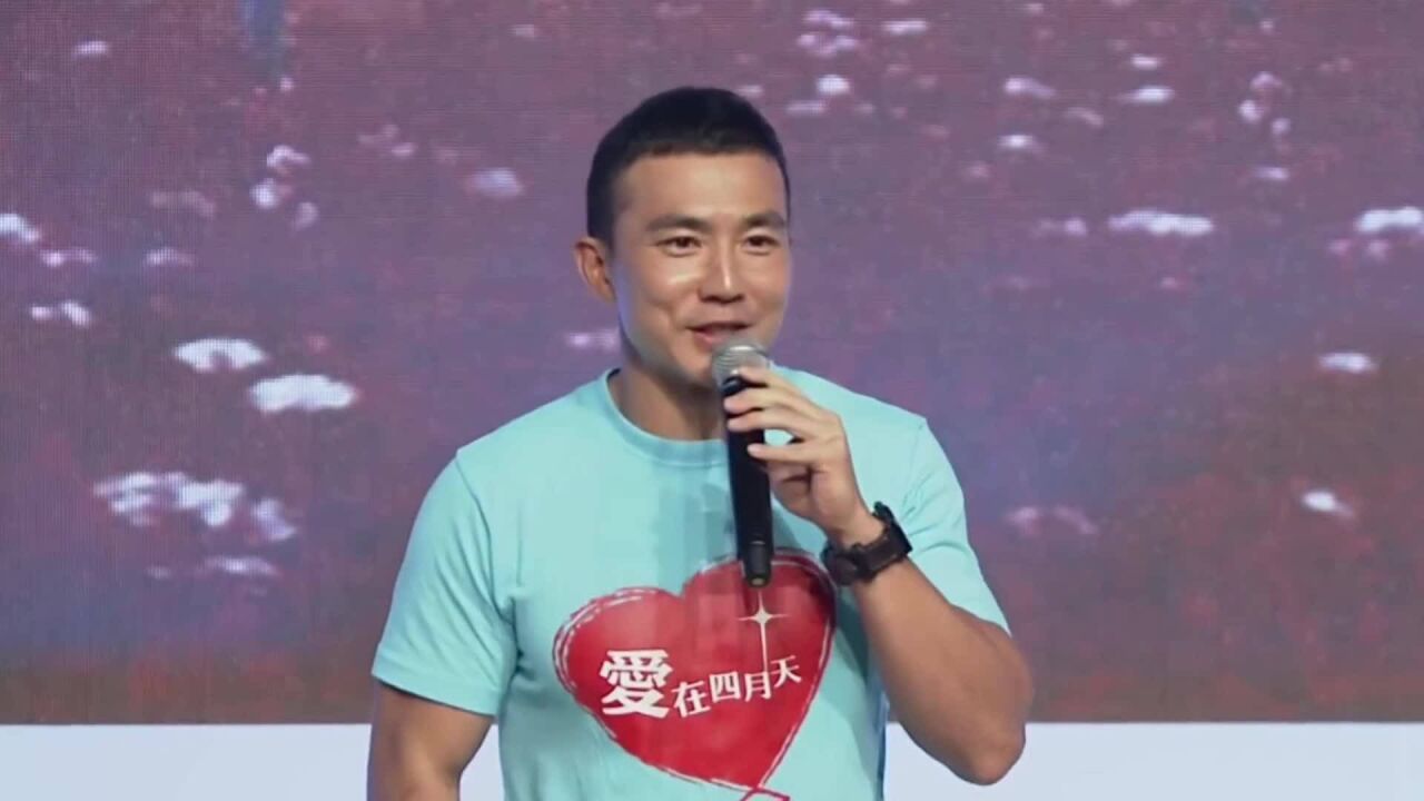 刘畊宏晒全家福为岳母庆生 不忘安利健身好习惯