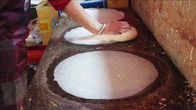 福建“特牛的润饼菜”,两代传承做了几十年,饼薄如纸能夹各种菜