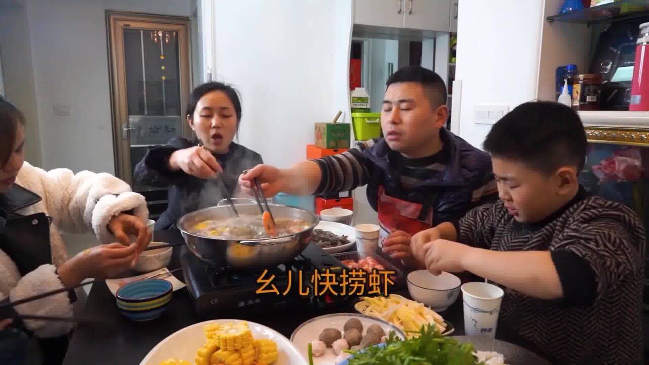 超小厨请姐姐吃海鲜大餐,鲍鱼蛏王墨鱼仔,蘸上辣椒面吃,更过瘾