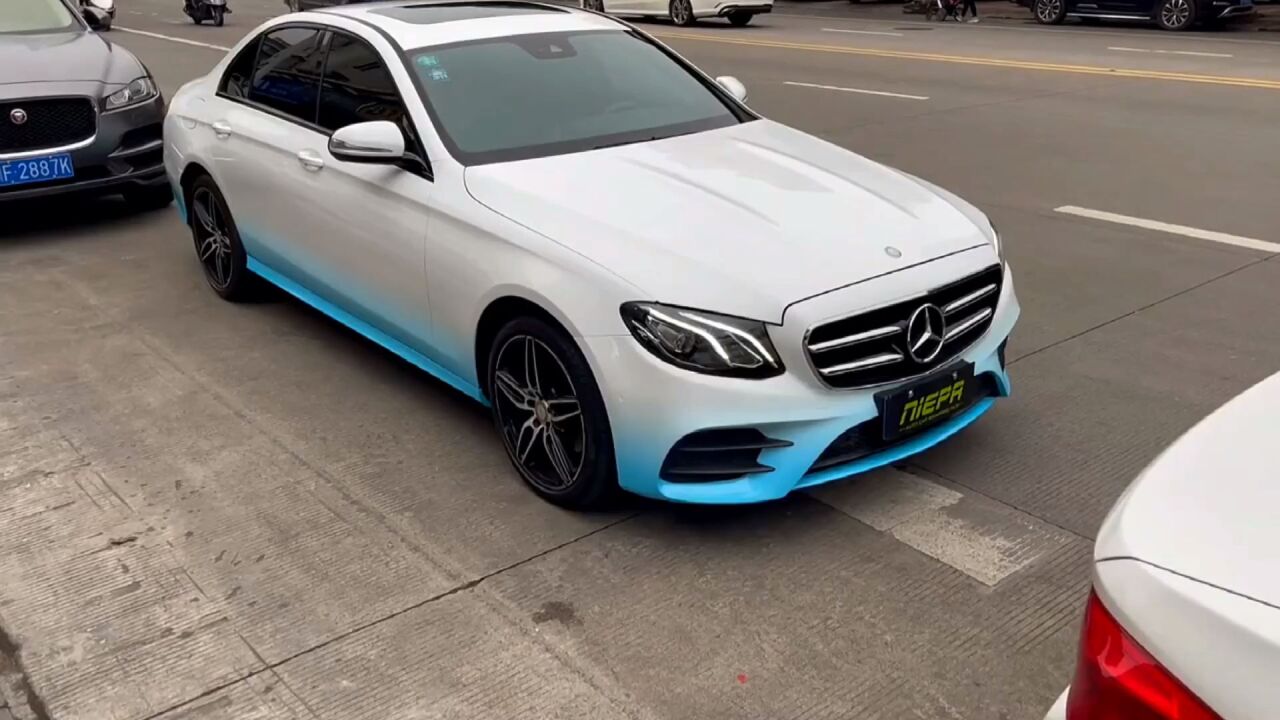 奔驰e300原车颜色看腻了可以改个渐变改色膜成为路上绝对焦点