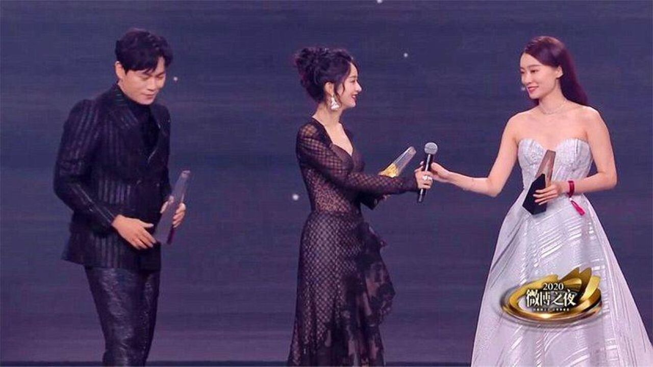 赵丽颖与张小斐同台领奖,谁注意赵丽颖的举动?人品是装不出来的