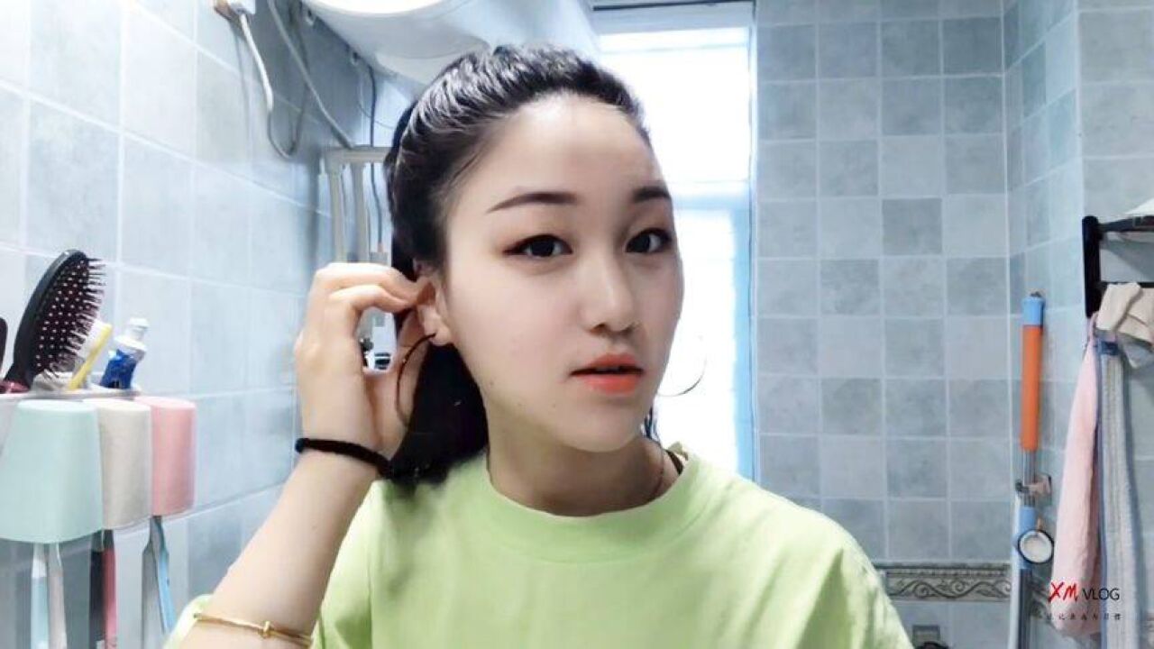 打工妹早晨骑自行车上班,大腿好像跳街舞拉伤了,看我跳的咋样