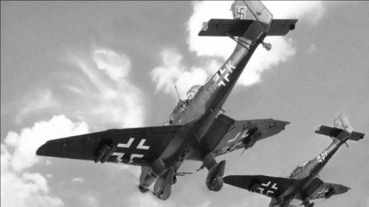 德国闪电战配合斯图卡轰炸机,迅速出现在战线后方,对敌进行合围