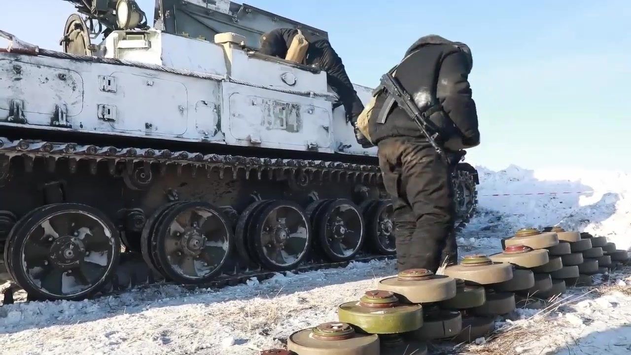 冰天雪地里行进的装甲车,中央军区的军事工程师