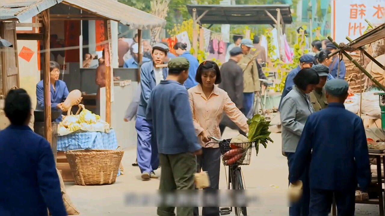 小草进城买菜,不料被狗子纠缠,幸亏小伙英雄救美