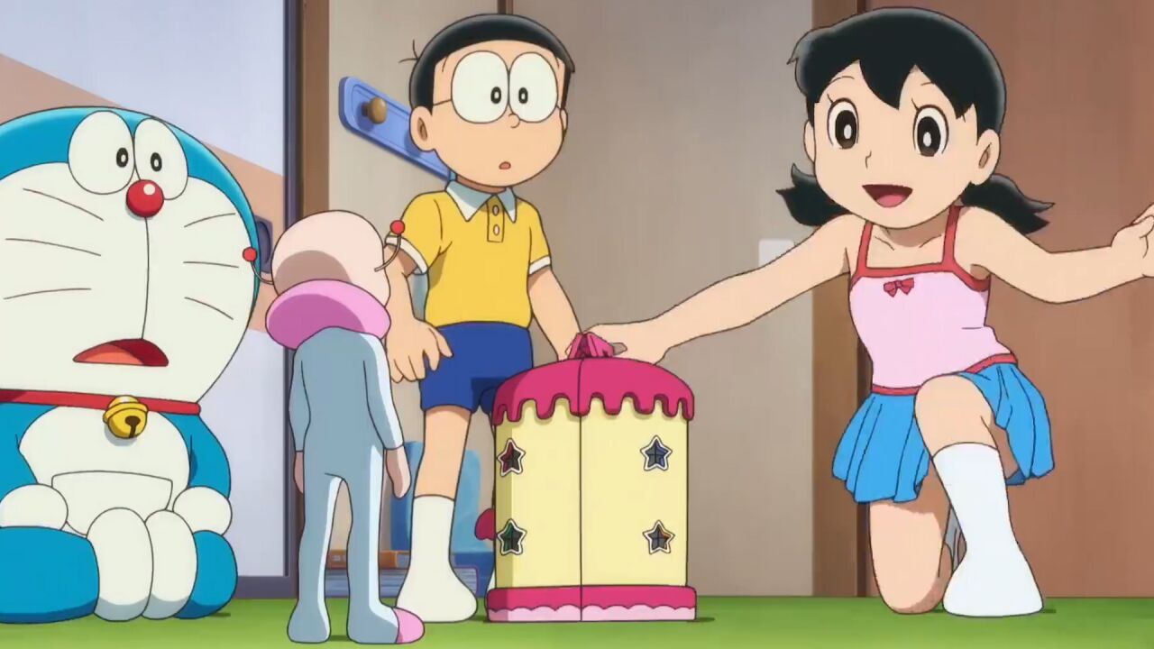 《哆啦a梦:大雄的宇宙小战争2021》骑着自己的娃娃玩耍