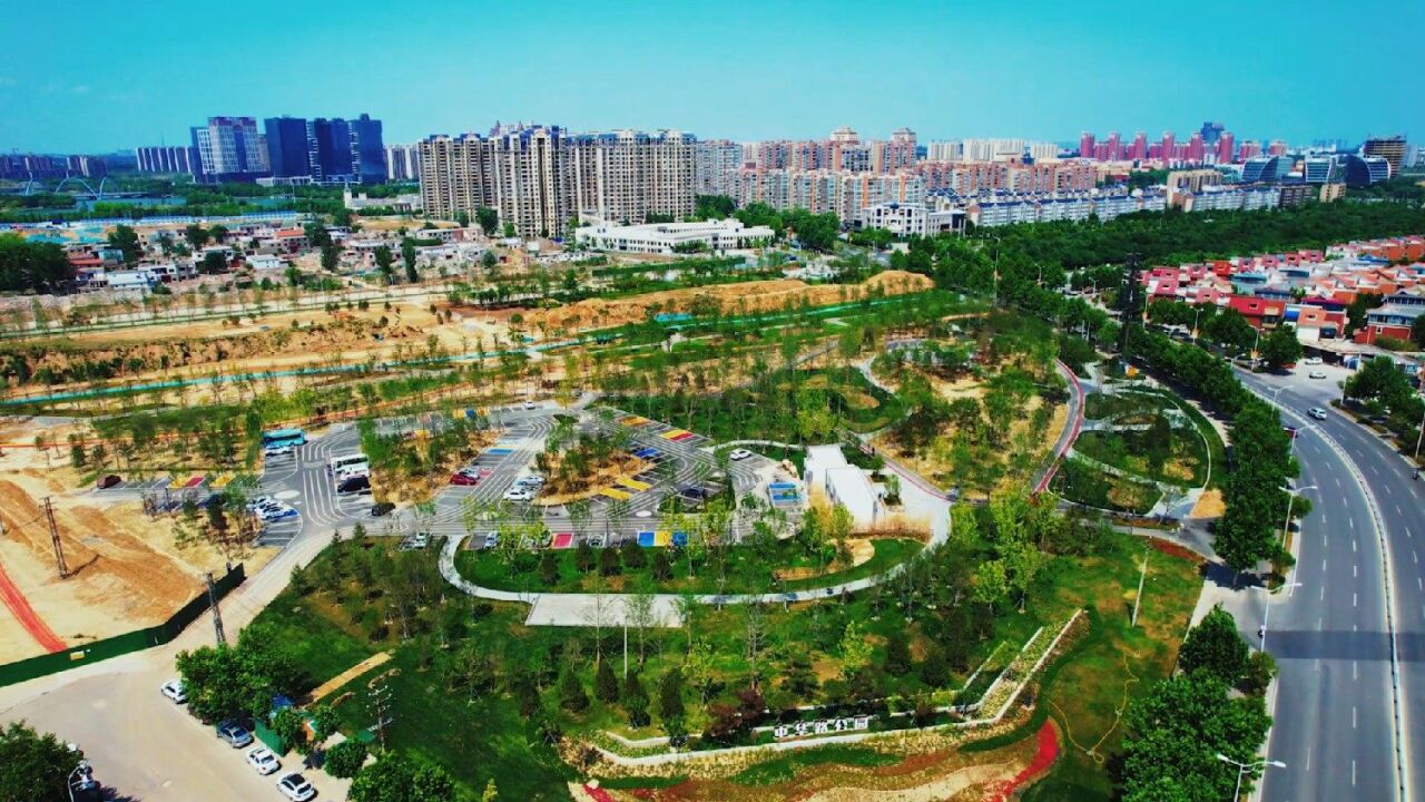 航拍新郑市刚刚投入使用的中华路公园美景