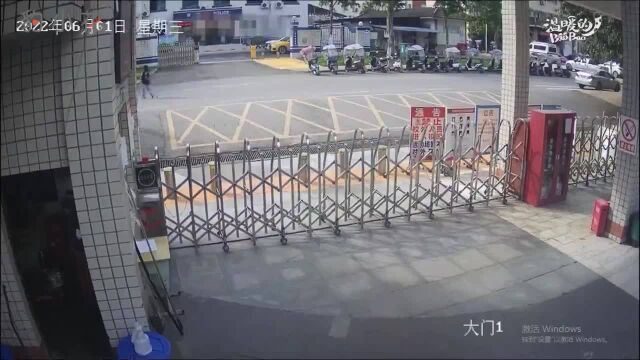 地震还没停,所有民警冲向对面学校 | 豹小花